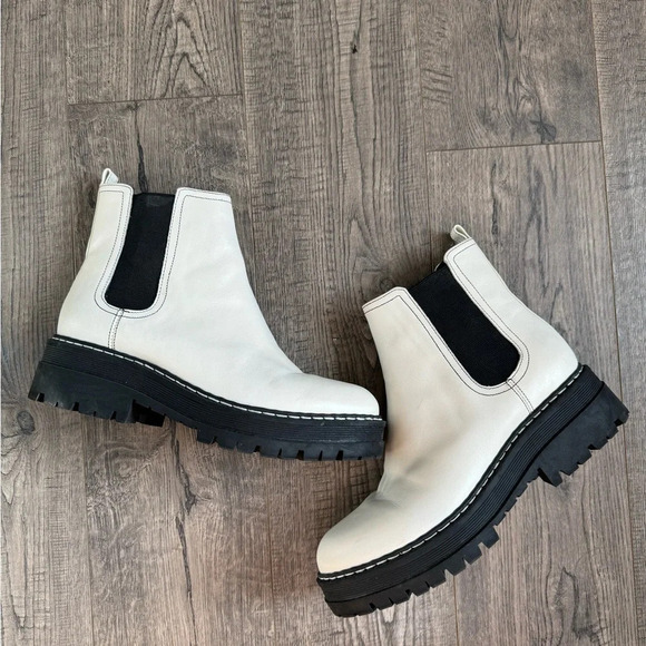 MARC FISHER Pirro Chelsea Lugsole Ankle Bootie - Picture 2 of 7